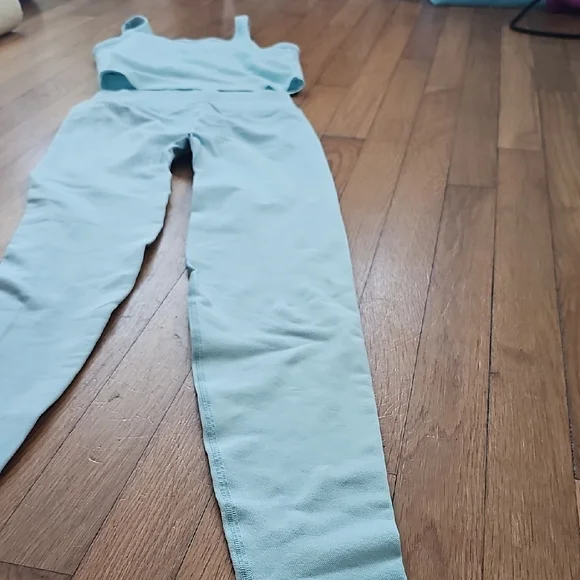 PINK Set-Leggings & Crop Racerback Athletic Top - Picture 9 of 11